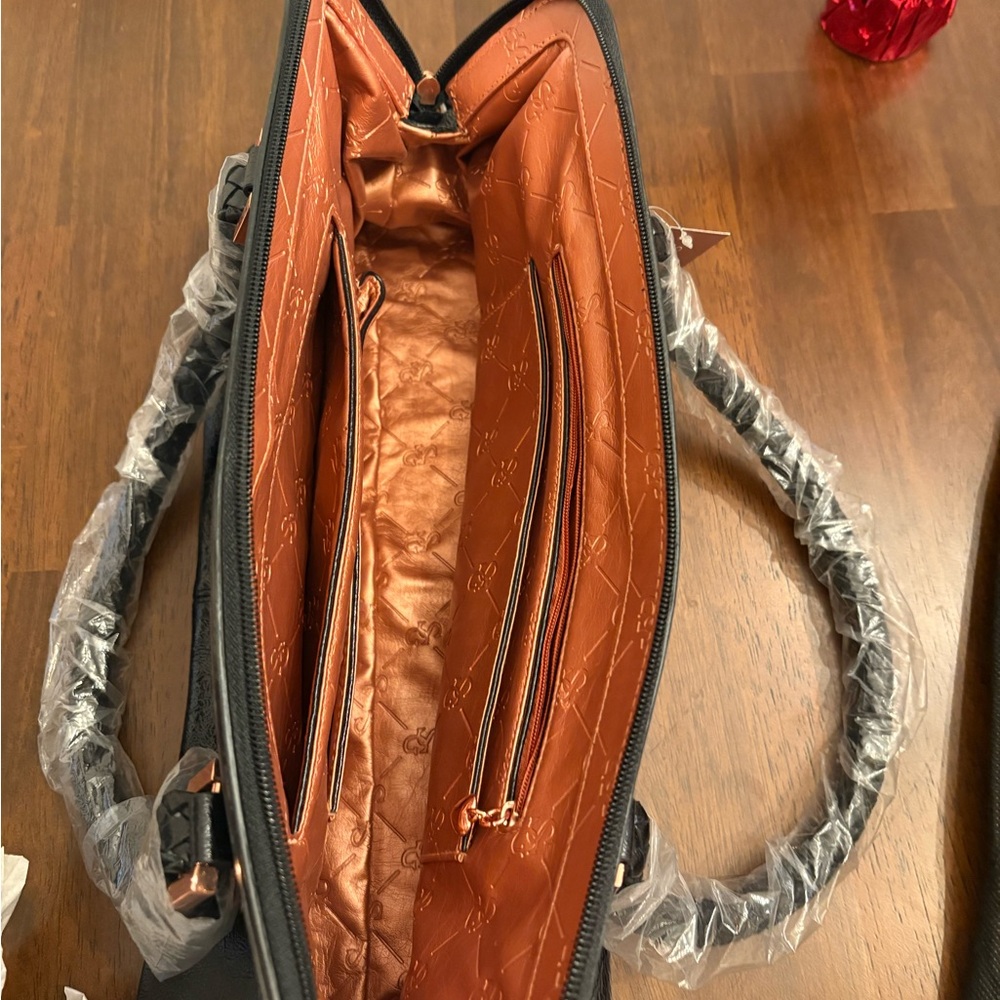 Elegant Black Handbag - Picture 13 of 16